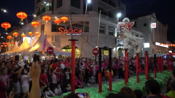 Aslan dansı kalabalığa mandalina turuncusu dağıt — Stok video