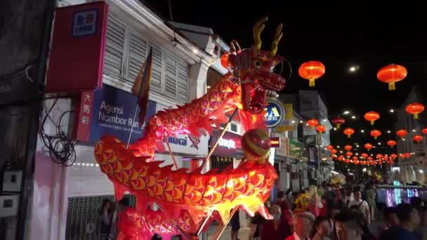 Китайцы присоединяются к китайскому новогоднему мероприятию на улице. Драконий танец — стоковое видео