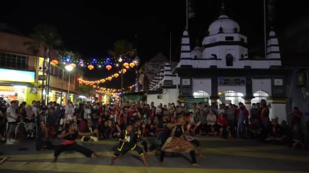 Bir grup Malay, gece Nagore Dargha Şerif Camii önünde Silat 'ı icra ediyor. — Stok video