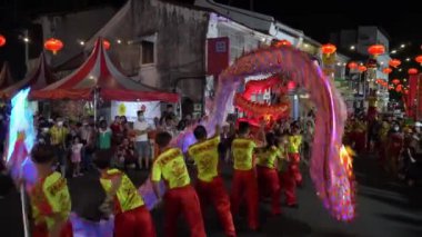 Sokakta aslan dansı gösterisi.