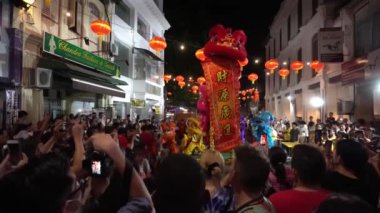 Aslan sahnede dans eder Dilek sancağını taşır.