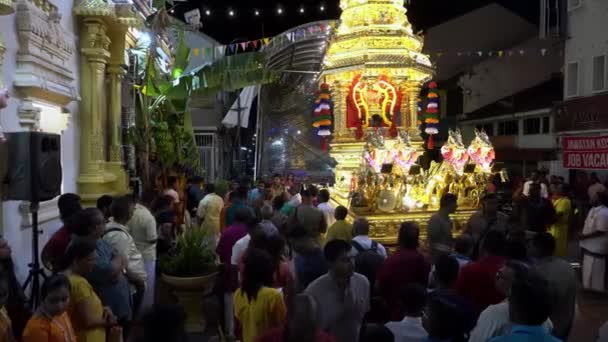 Panning gold chariot with devotees in front of Sri Maha Mariamman — Stock video