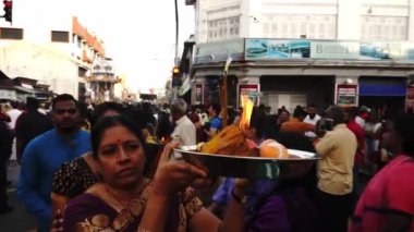 Hindu dindarlar sokaklarda adak taşır ve yürür..