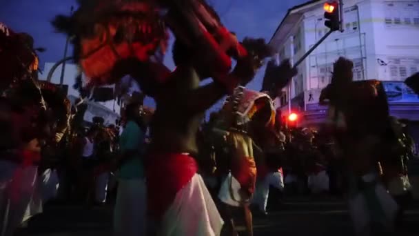 Kavadi draagster dans op straat tijdens het ochtendgloren. — Stockvideo