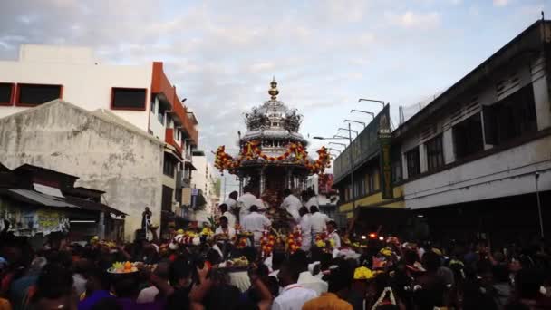 Pomimo wybuchu epidemii COVID-19, wielbiciele HIndu świętują procesję Thaipusam — Wideo stockowe
