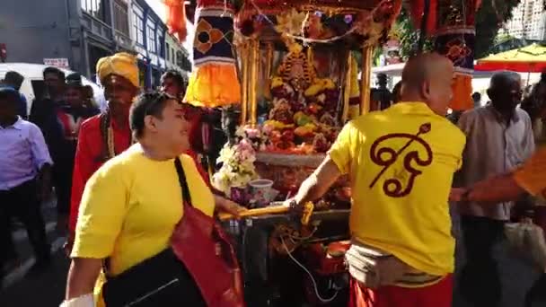 Devotee puxar a divindade Ganesh no carro . — Vídeo de Stock