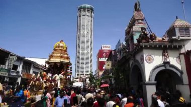 Altın savaş arabası geldi Sri Kamatchi Amman Tapınağı