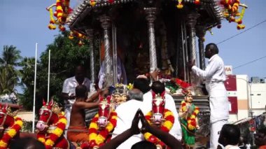 Gümüş arabadaki kutsal ateş lambası..