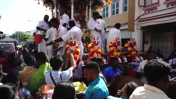 Char d'argent grouillé de dévots pendant la procession. — Video