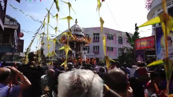 Umzug der Gläubigen bei silbernem Wagenstopp in Thaneer Panthal — Stockvideo