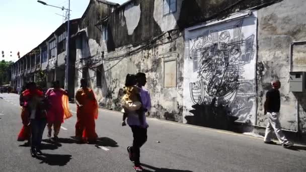 Devotos hindus caminham na rua com arte mural . — Vídeo de Stock