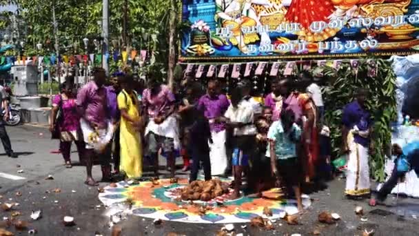 Toegewijden breken kokosritueel om hun geloften te vervullen tijdens de processie.. — Stockvideo