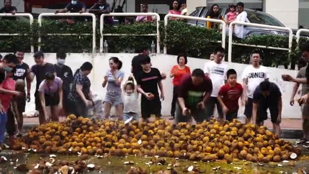 Devoti cinesi fracassare la noce di cocco sul pavimento. — Video Stock