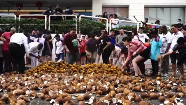 Schianto di cocco in strada durante Thaipusam. — Video Stock