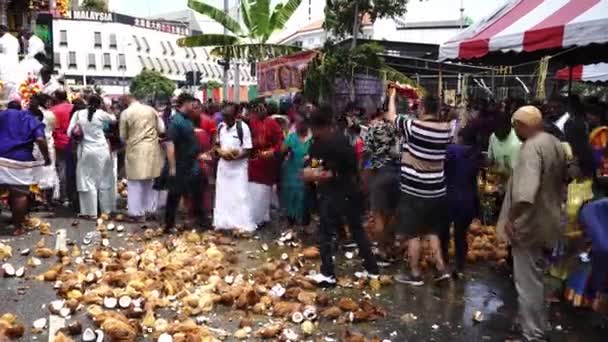 Les gens brisent les noix de coco avant l'arrivée du chariot d'argent. — Video