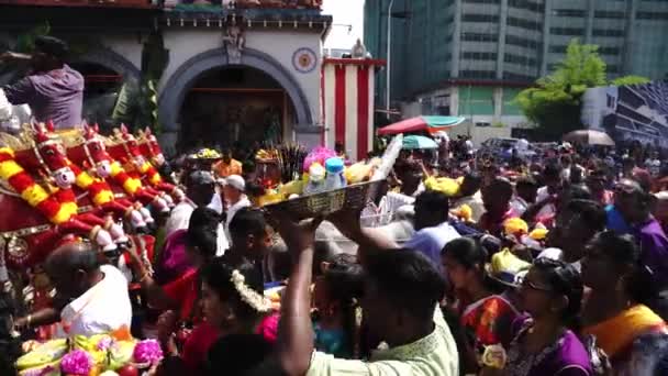 Devotos se reúnem para oferecer no Templo Sri Kamatchi Amman . — Vídeo de Stock