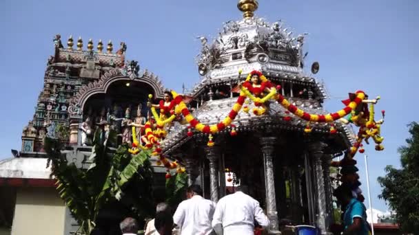 Döntetlen bhakták kínálata ezüst szekéren a templom előtt. — Stock videók