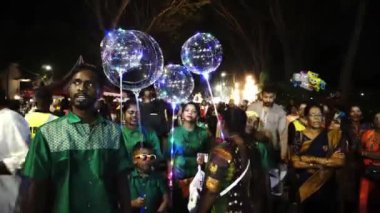 Hintli fanatikler Thaipusam Festivali sırasında LED balon taşıyorlar.