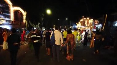 At arabasının gelişinden önce caddede renkli LED ışığı.