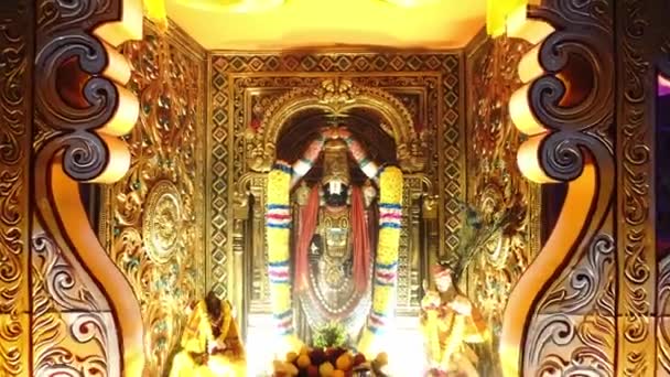 La deidad hindú dorada en Thaneer Panthal. — Vídeos de Stock