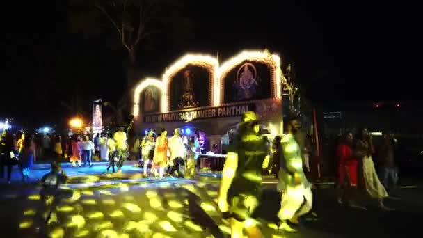 Luce colorata di notte durante il festival di Thaipusam. — Video Stock