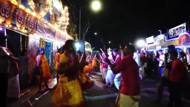 Indiase stick dans met kleurrijke LED voor Thaneer Panthal op straat — Stockvideo