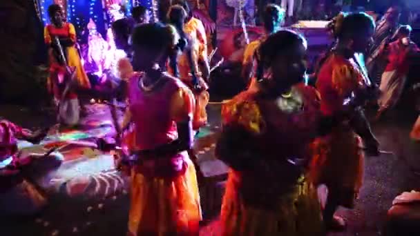 Sokakta enerjik Hintli çubuk dansı. — Stok video