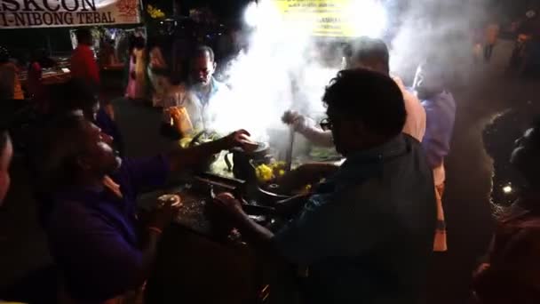 Servizio di rottura del cocco per i devoti durante Thaipusam. — Video Stock