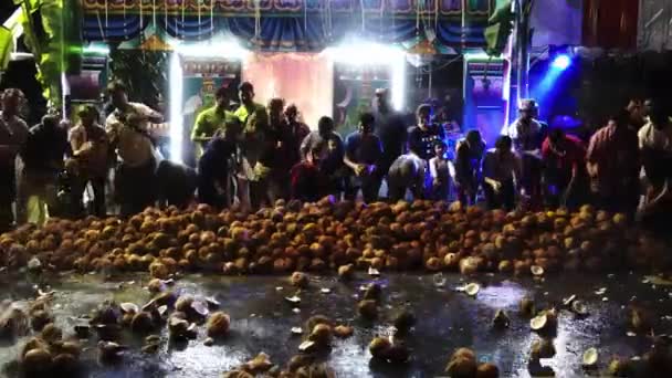 Spaccatura del cocco al festival di Thaipusam. — Video Stock