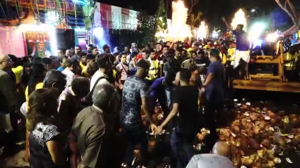 Danza kavadi devoto con danza piercing corporal. Ayuntamiento MBPP trabajadores limpios — Vídeos de Stock