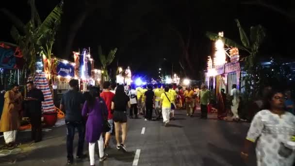 Indische Gläubige gehen während Thaipusam auf Straße. — Stockvideo