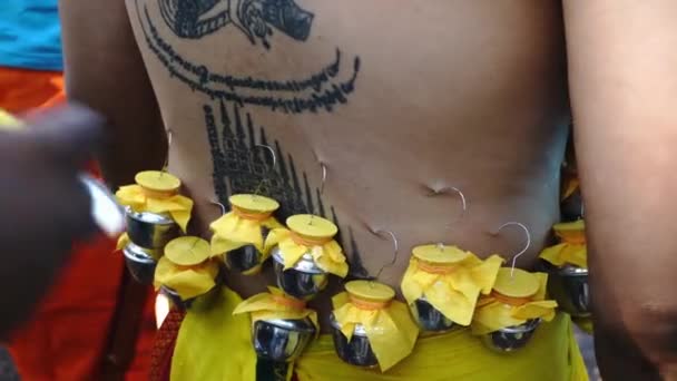 Κοντινό piercing γάντζο στο σώμα κατά τη διάρκεια thaipusam. — Αρχείο Βίντεο