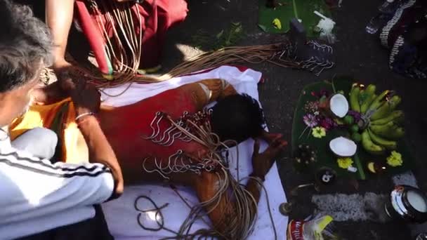 Ciało przebijające się w gorący słoneczny poranek podczas Thaipusam. — Wideo stockowe