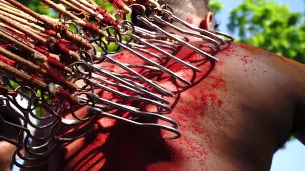 Close-up tiro o corpo perfurado com gancho preso à corda . — Vídeo de Stock
