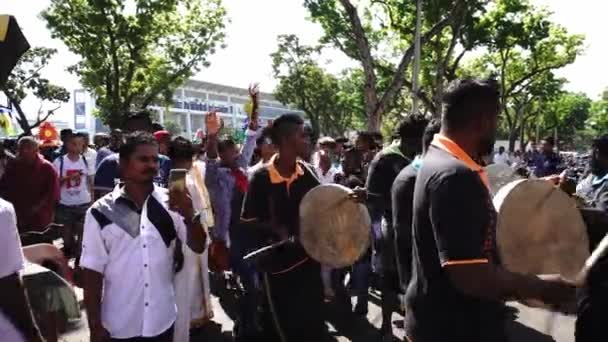 Pemuja India memainkan musik drum dan menari di jalan selama Thaipusam. — Stok Video