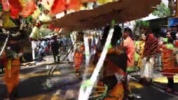インドの信者は道路で体を回転させるカヴァディを運ぶ. — ストック動画