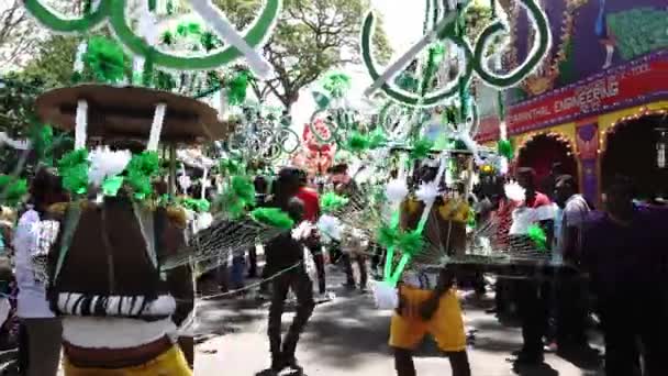 Devotos con kavadi verde celebran Thaipusam. — Vídeos de Stock