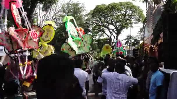 Bunte Kavadi von Anhängern auf der Straße getragen.