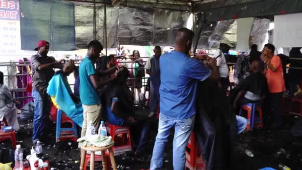 I devoti indù tagliano i capelli allo stand durante Thaipusam. — Video Stock