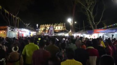 Hiperlapse fanatikleri Thaipusam 'da caddede yürürler.
