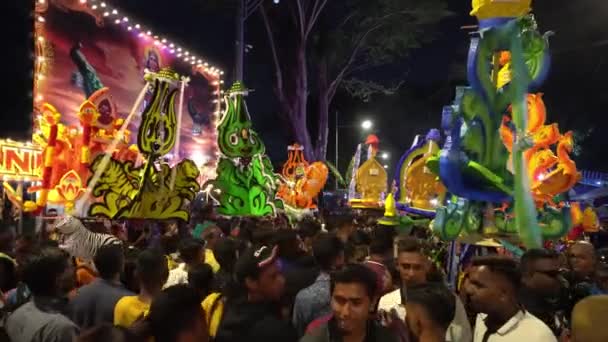 Noční kavadi průvod do chrámu Arulmigu Balathandayuthapani — Stock video