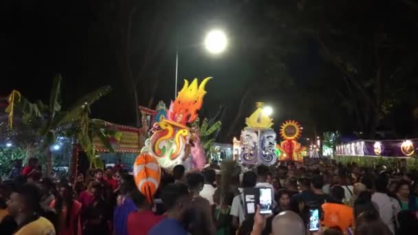 El portador de Kavadi baila en la calle llena de gente.. — Vídeos de Stock