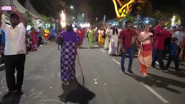 Una fedele passeggiata indiana in strada con stampella di legno durante il festival di Thaipusam. — Video Stock