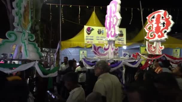Поклонник Каваді прибуває на арку храму. — стокове відео