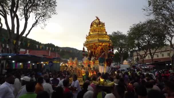 Oddaní nabízejí božstvu požehnání v poslední den Thaipusamu. — Stock video