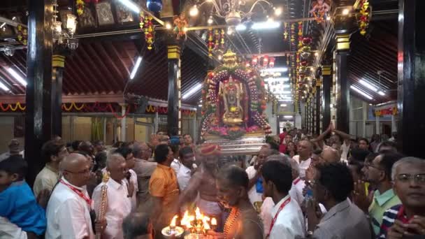 Le prêtre porte une lampe à huile pendant le rituel de la statue du Seigneur Murugan — Video