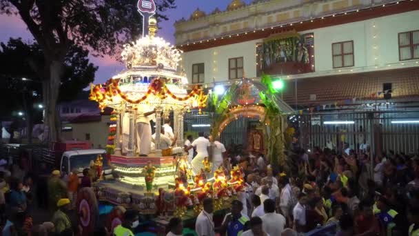 Statue lord Murugan is carried by devotees to prepare enter silver chariot. — Stock Video
