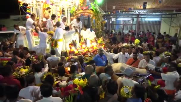 Dévots plaçant leurs offrandes pendant la procession de chariot d'argent. — Video
