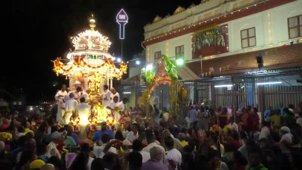 在Nattukottai Chettiar寺向Muruga领主献祭的数千信徒 — 图库视频影像