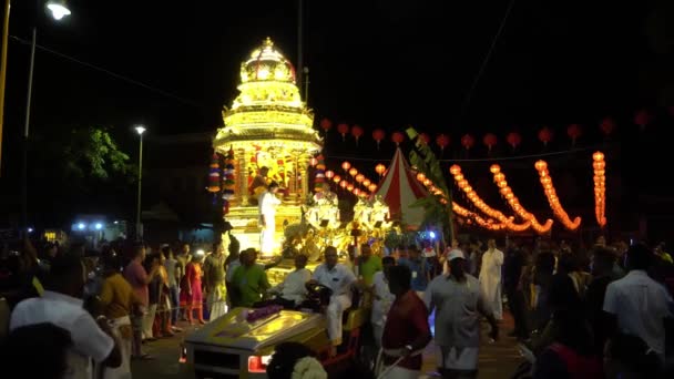 Gouden wagen arriveert Godin van Barmhartigheid tempel versierd met rode lantaarn. — Stockvideo